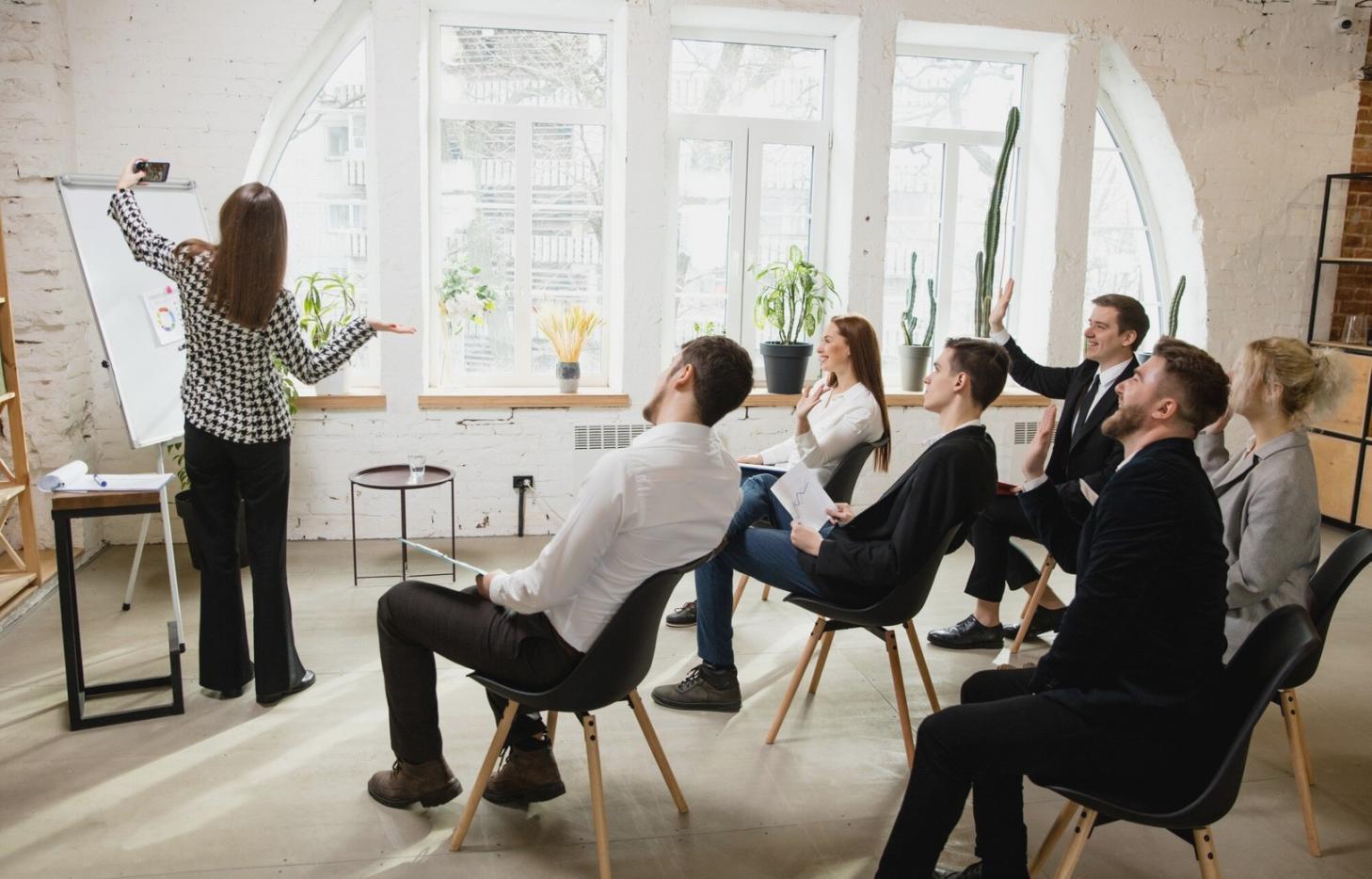 Person in nachdenklicher Haltung beim Betrachten der Natur